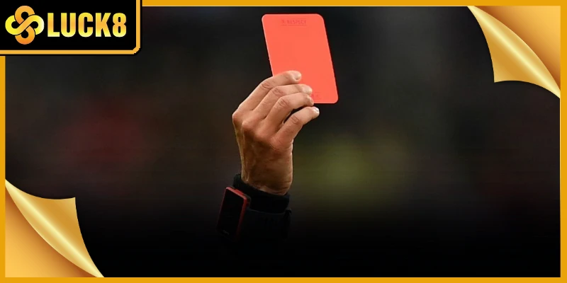 Thẻ vàng và thẻ đỏ là chỉ số quan trọng khi theo dõi diễn biến kỷ luật trên sân bóng