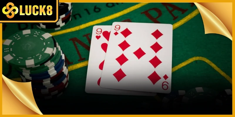 Người chơi quan sát bài chung và các chip cược trong một vòng poker