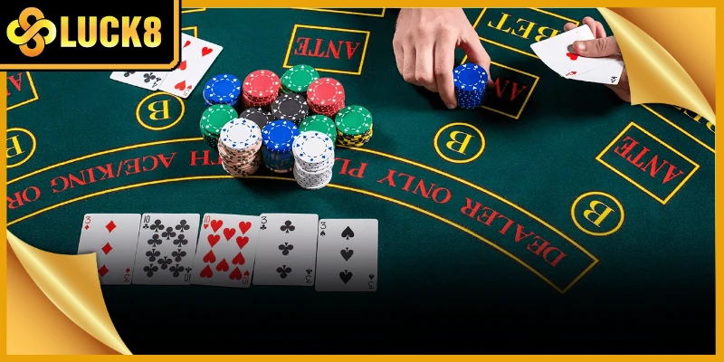 Bảng bài chung Texas Hold'em minh họa các vòng Flop, Turn và River