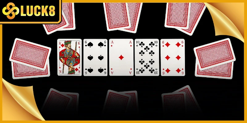 Bộ bài Tây 52 lá cùng các chip minh họa bàn chơi poker